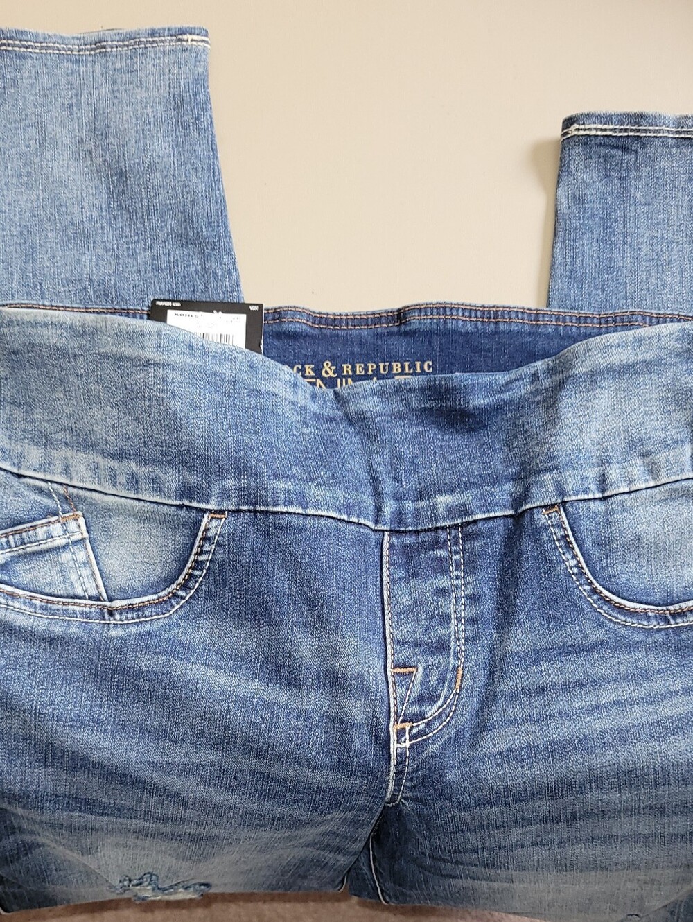 NWT - Rock & Republic Size 8 - Pull On Legging in Faded Blue Denim. - Picture 2 of 8